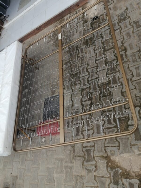 Lit en fer et resort